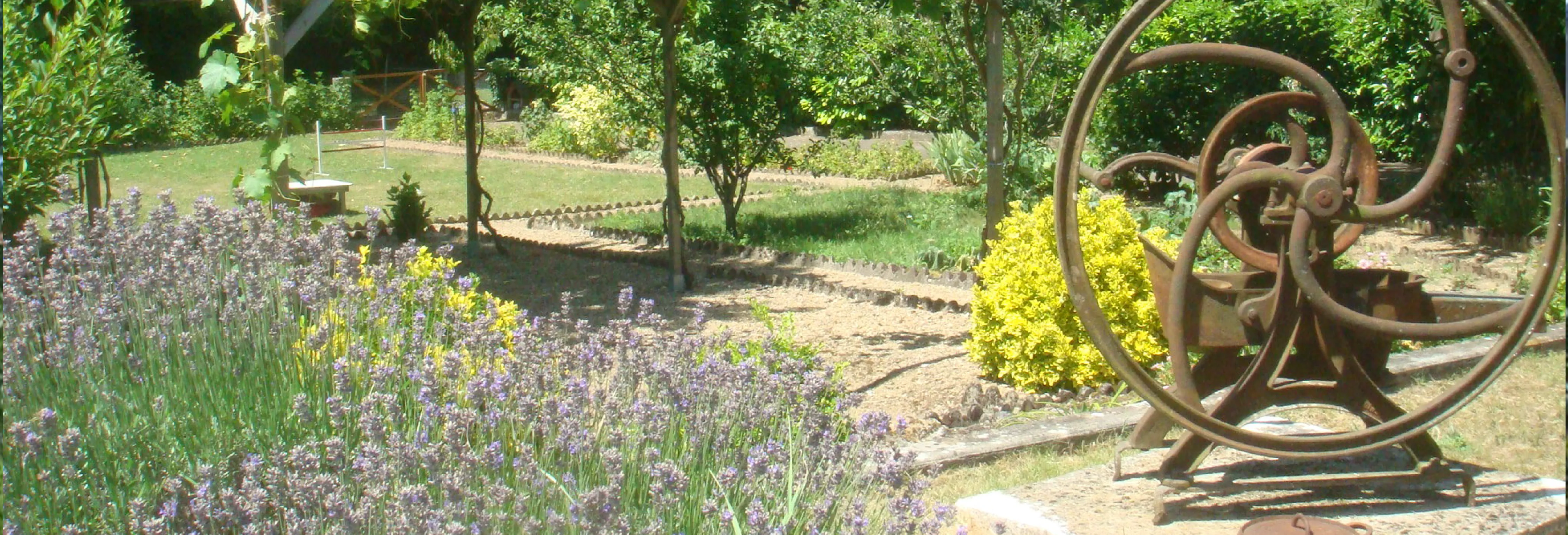 Jardin paisible du Clos de la Touche près d'Azay-le-Rideau